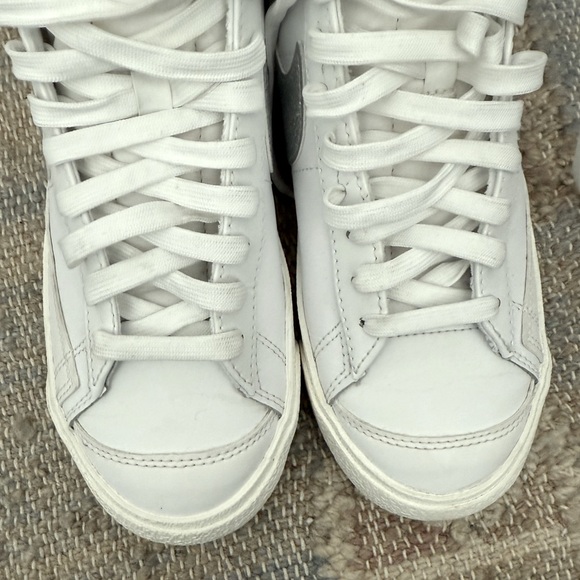 Nike Blazer Mid ’77 ESS in White & Metalic Silver - Picture 8 of 13